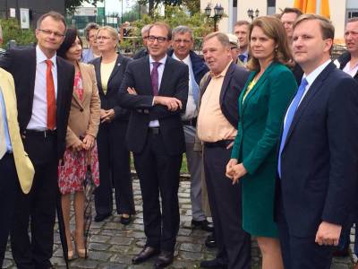 Prof. Dr. Michael Schierack informiert sich mit dem Bundesminister fr Verkehr und digitale Infrastruktur Alexander Dobrindt,MdB ber die digitale Infrastruktur und den Breitbandausbau in Werder (Havel). mit Katherina Reiche, Manuela Sa, Alexander Dobrindt, Werner Groe, Reinhard Mirbach, Dr. Saskia Ludwig, Daniel Mhlner und Steeven Bretz 