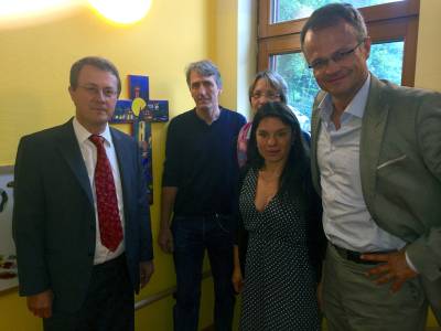 Die Tour begann im christlichen Kindergarten und der Grundschule in Woltersdorf mit dem Vorsitzenden des Trgers Prof. Stock und der Wahlkreiskandidatin Corinna Fritzsche-Schnick.