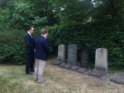 Die jdische Gemeinde wurde 1941 aufgelst und die evangelische Kirche kaufte das Areal. Heute finden sich dort noch ca. 20 Grabdenkmler aus der Zeit zwischen 1871 und 1925.