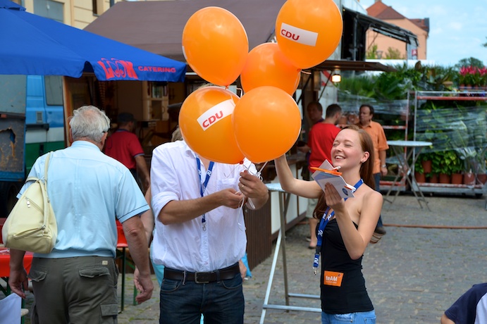 Engagierte Helferin beim Sommertour-Stopp in Frankfurt (Oder)