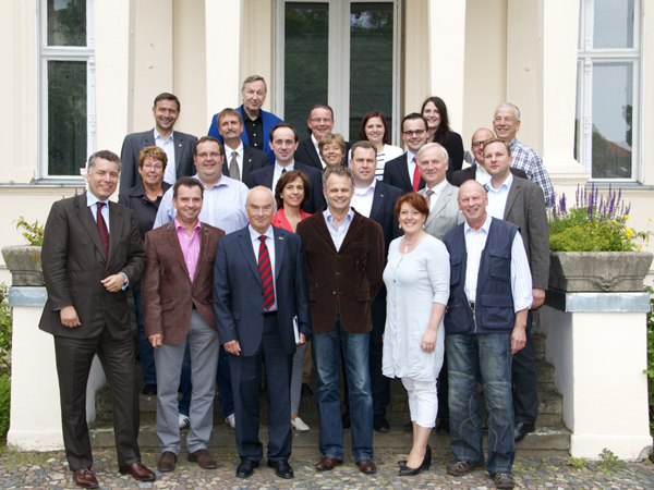 Der für die Spitzenkandidatur 2014 vorgeschlagene Landesvorsitzende Prof. Schierack mit Mitgliedern des Landesvorstandes Der für die Spitzenkandidatur 2014 vorgeschlagene Landesvorsitzende Prof. Schierack mit Mitgliedern des Landesvorstandes