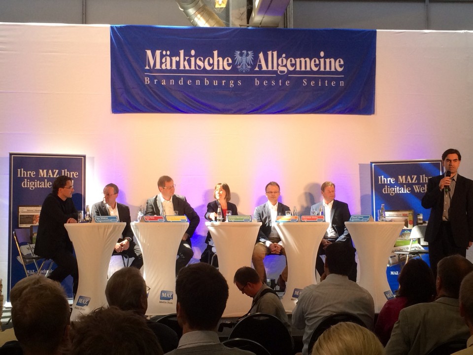 Foto des Podiums beim Wahlforum der Mrkischen Allgemeinen Zeitung